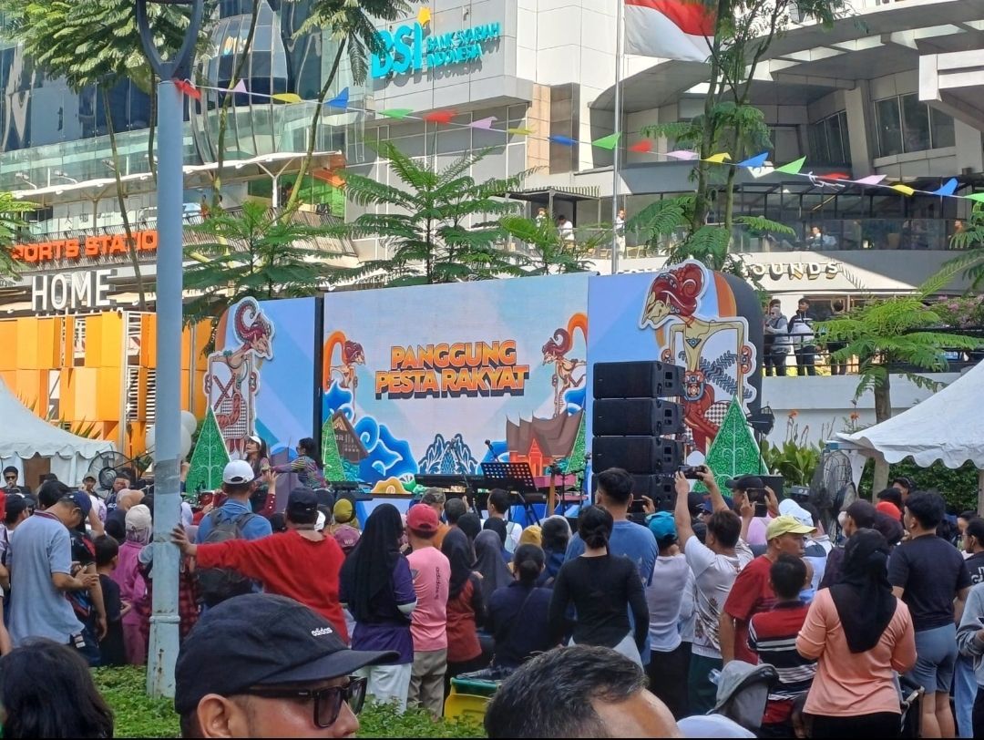 Jelang Pelantikan Prabowo Subianto sebagai Presiden Indonesia, Warga Ramaikan Pesta Rakyat di Senayan