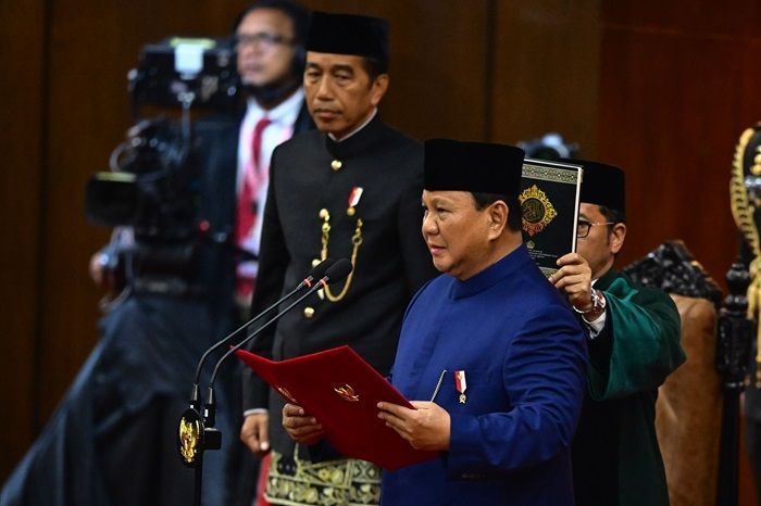 Tak Banyak yang Sadar, Inilah Detik-detik Jokowi Lepas Pin Kepresidenan usai Prabowo Ucapkan Sumpah Jabatan