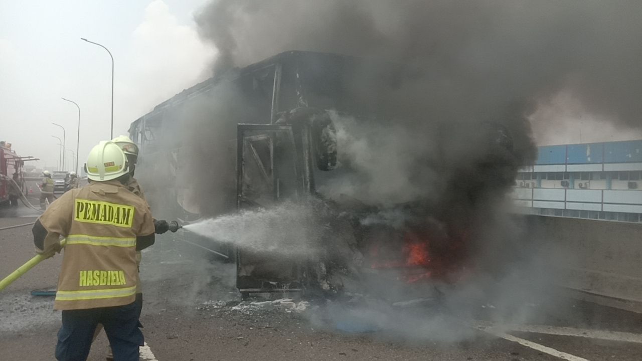 Polisi Masih Dalami Penyebab Bus Pengangkut Puluhan Anak TK Terbakar di Tol Wiyoto Wiyono