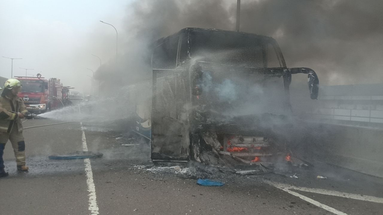 Viral Bus Berisi Puluhan Anak TK Terbakar di Tol Wiyoto Wiyono, Ini Dugaan Penyebabnya!