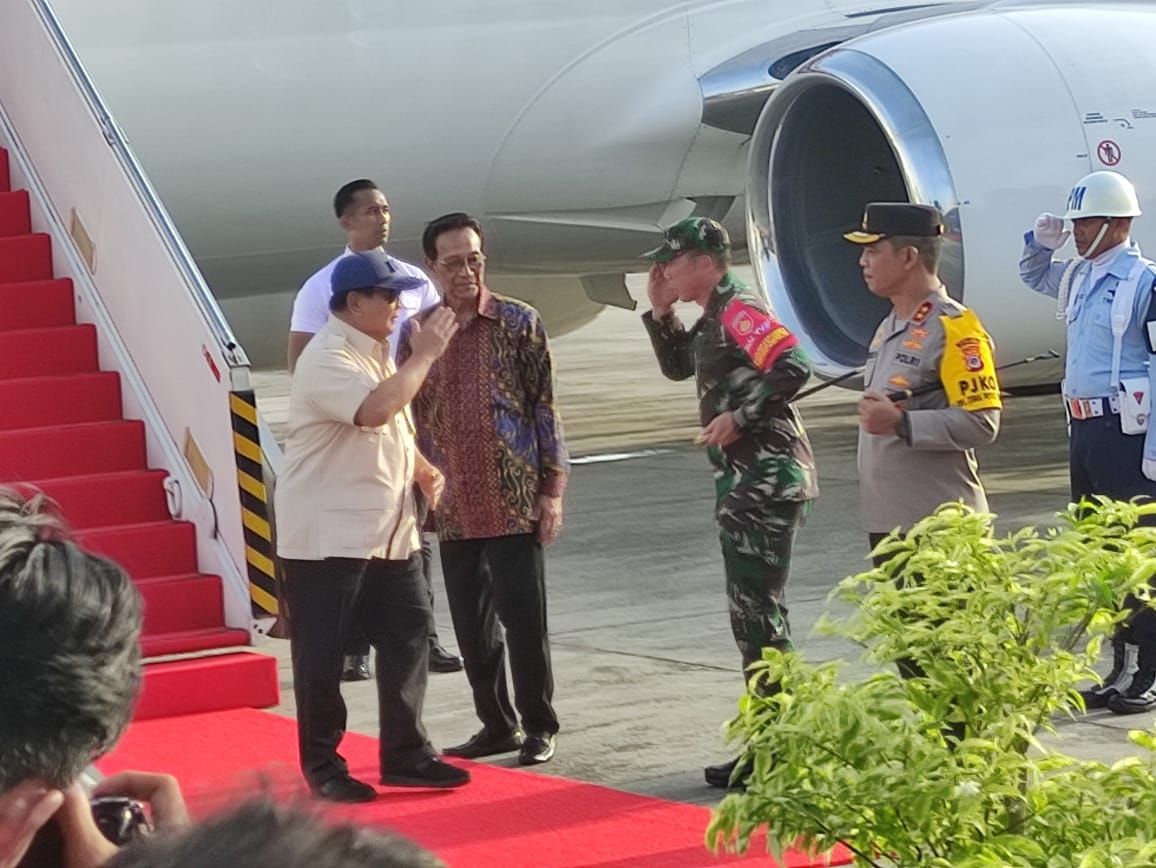 Gubernur DIY Sultan HB X Sambut Prabowo-Gibran di Lanud Adisucipto