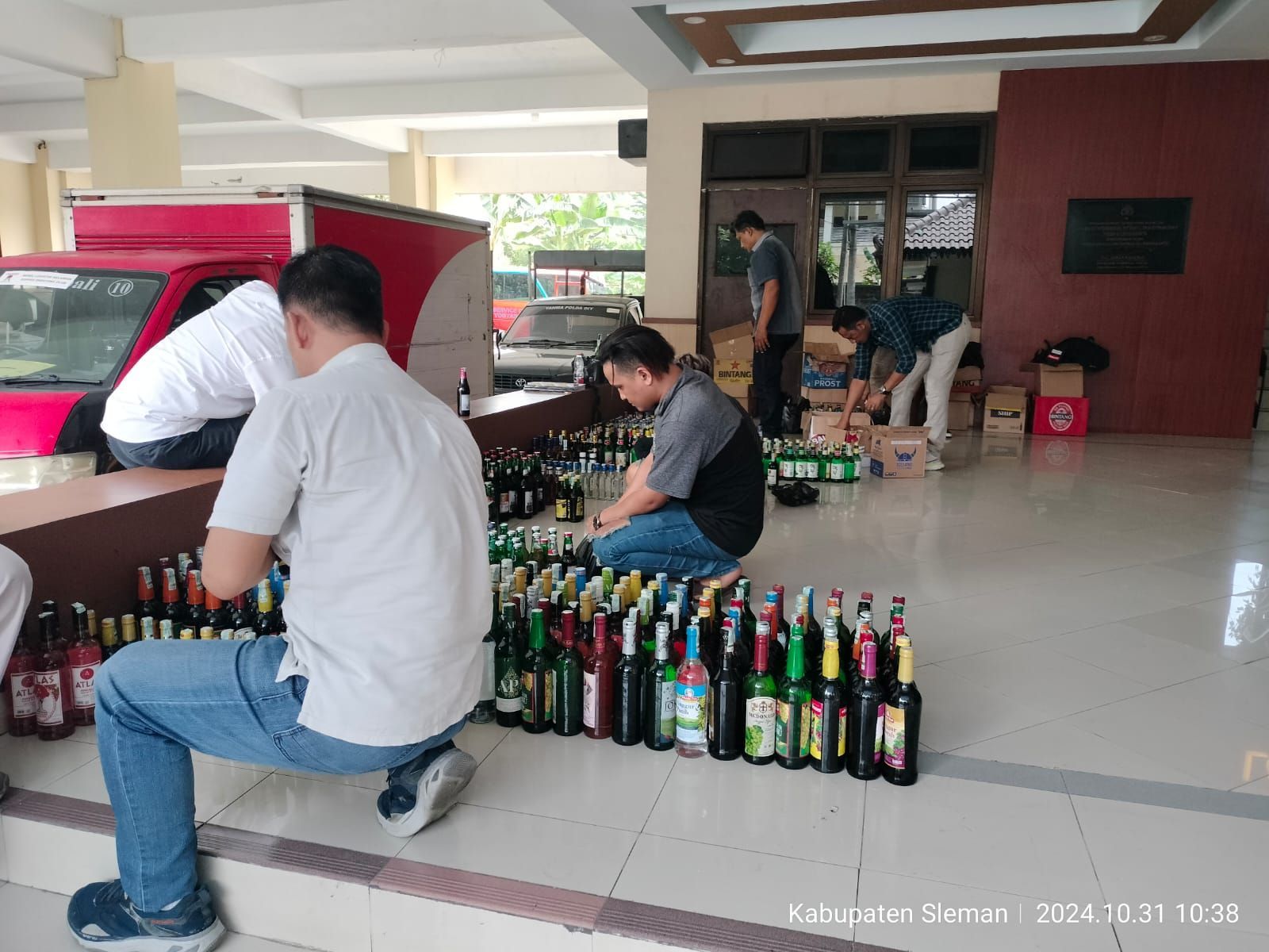 Polda DIY Amankan Lebih dari Dua Ribu Botol Miras di Dua Tempat Ini