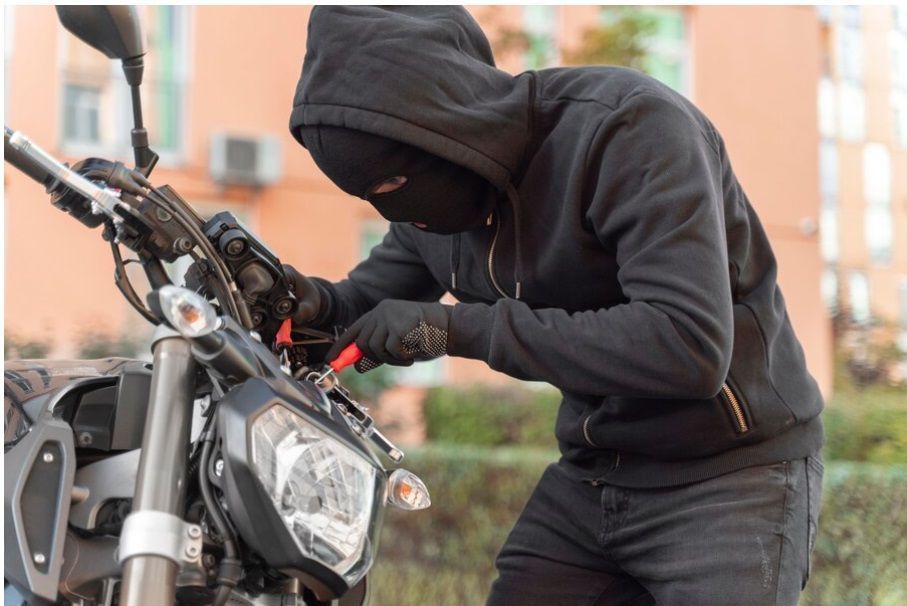 Pria di Kramat Jati Tuntun Motor Dalam Kondisi Dikunci Stang, Rupanya Pelaku Curanmor