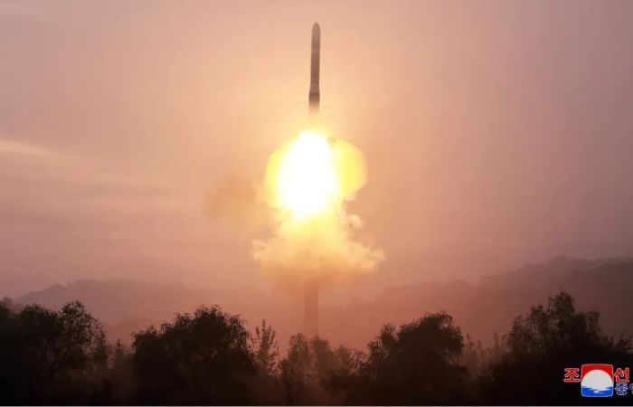 Korea Utara Lepaskan Serangkaian Rudal Balistik ke Perairan Laut