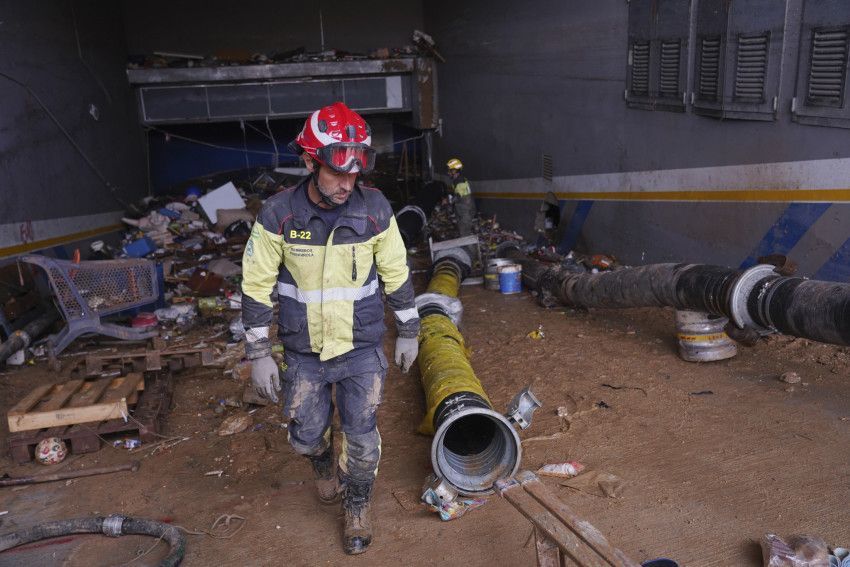 Hujan Deras Melanda Barcelona, Ganggu Layanan Kereta Api saat Pencarian Korban Banjir di Valencia Berlangsung