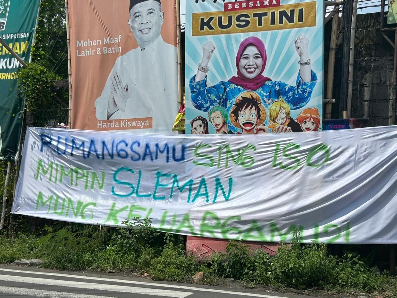 Bawaslu Sleman Tertibkan Spanduk Provokatif