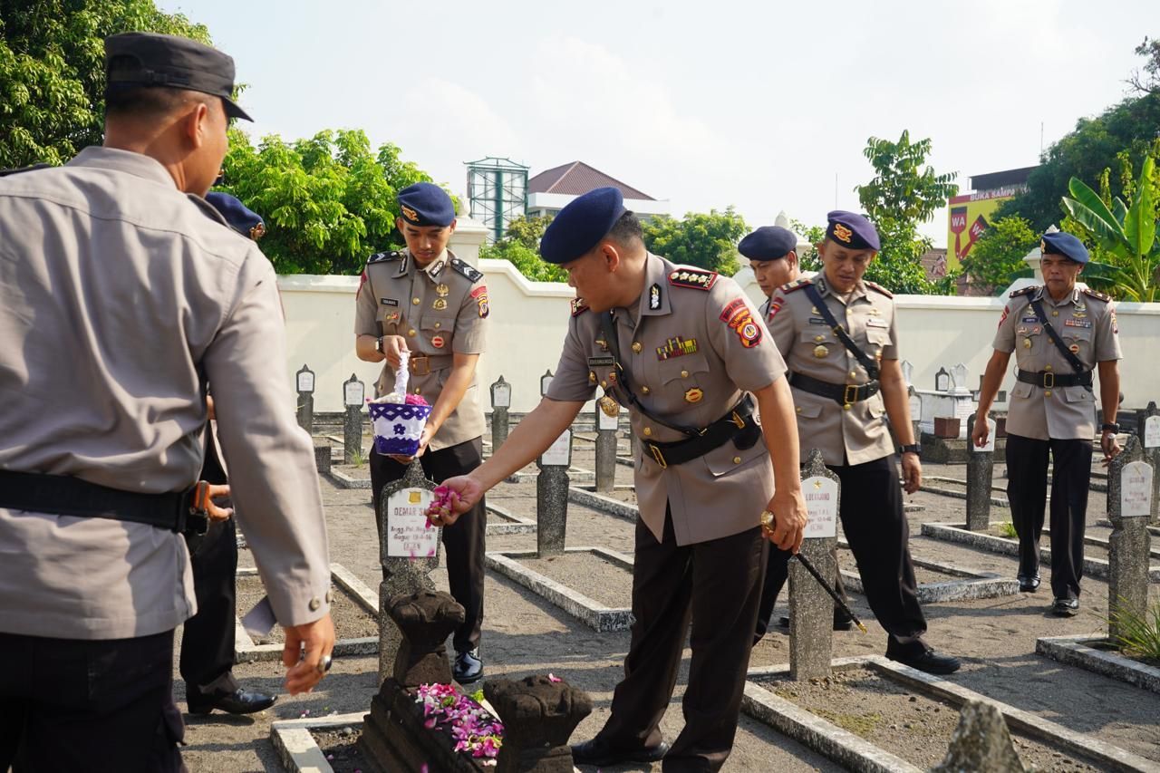 Songsong HUT Brimob Polri Ke-79, Satbrimob Polda DIY Gelar Ziarah dan Sunatan