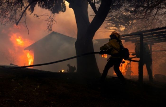 Ribuan Warga Diungsikan Akibat Kebakaran Hutan Hebat di Dekat Los Angeles
