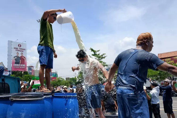 Minta Pembatasan Kuota Impor, Peternak Sapi Perah di Boyolali Mandi dan Buang Hasil Produksi Susu