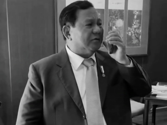 Presiden Prabowo Ucapkan Selamat ke Trump, Netizen Fokus ke Cara Pegang Teleponnya!
