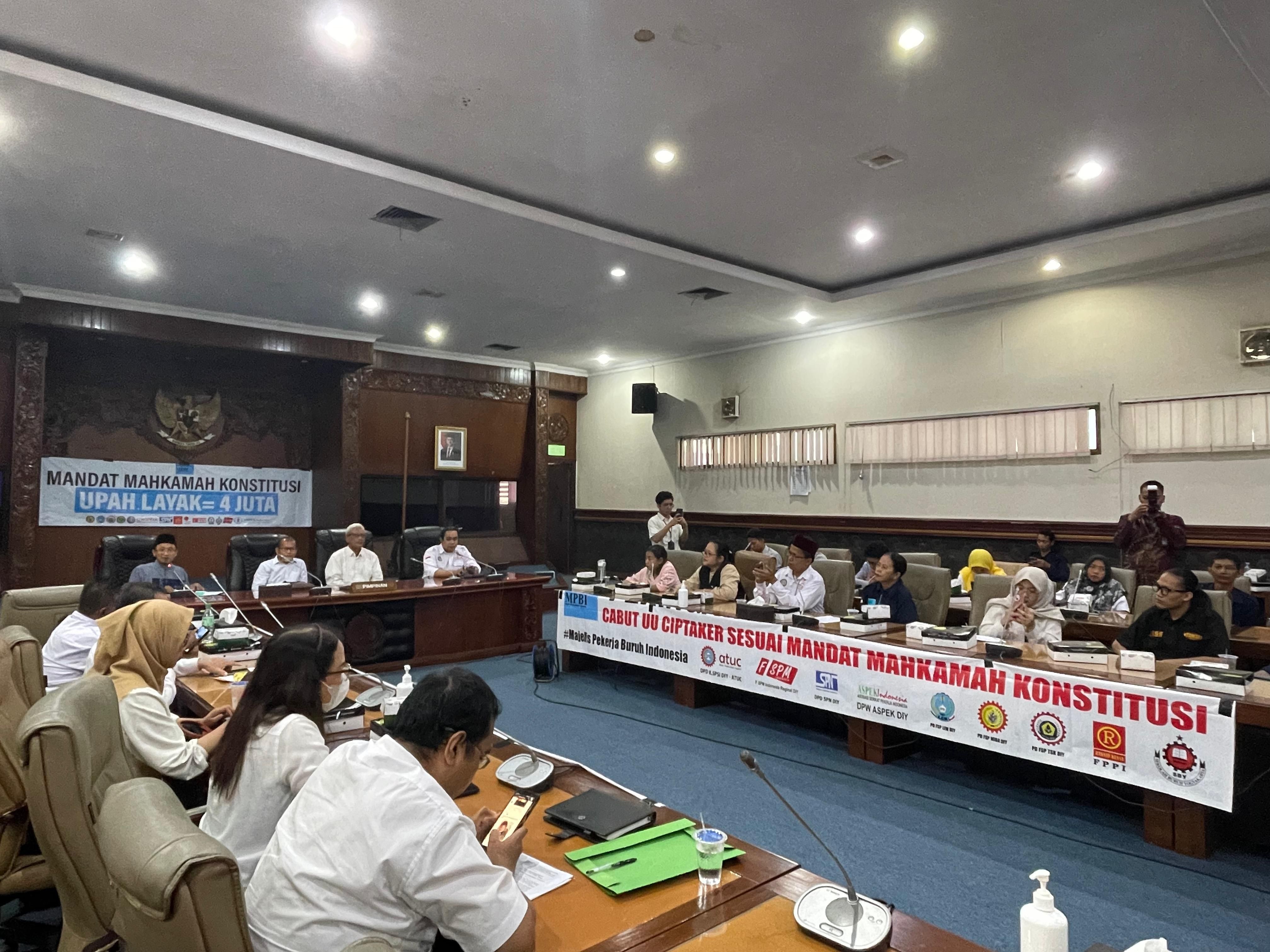 Sambangi DPRD DIY, Buruh DIY Desak Pemda Tetapkan Upah Jadi 4 Juta Per Bulan