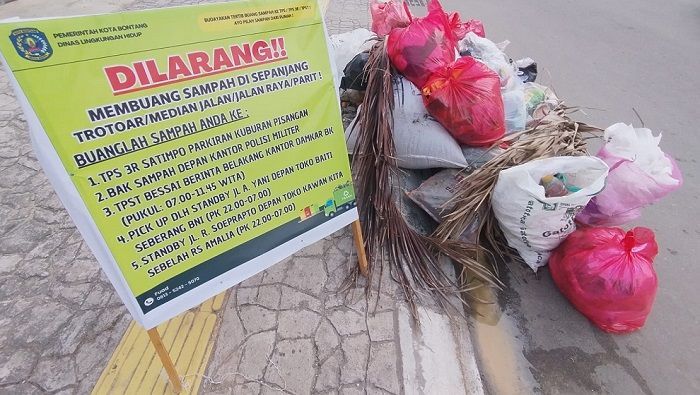 Tolong! Sampah Berserakan di Trotoar Jalan Ahmad Yani Bontang, Warga Keluhkan Kurangnya Kesadaran