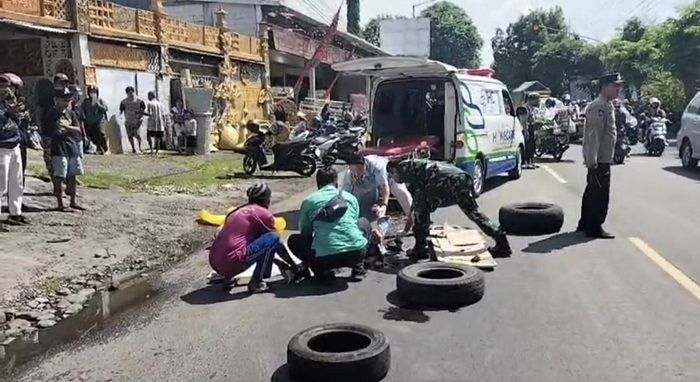 Pegawai Konter HP China Kecelakaan, Satu Tewas Terlindas Truk Muatan Kayu