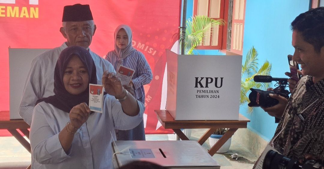 Momen Kedua Paslon Bupati Sleman Ikut Mencoblos, Saling Optimis Menang