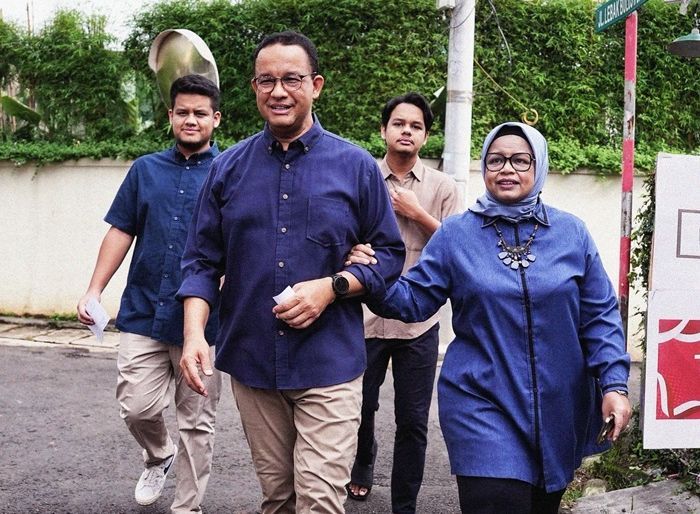 Momen Anies dan Keluarga Nyoblos Pilkada Jakarta di TPS 29 Lebak Bulus