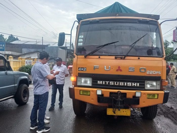 Tanggapi Keresahan Warga, Tiga Anggota Dewan Berhentikan Truk Tronton Untuk Disidak