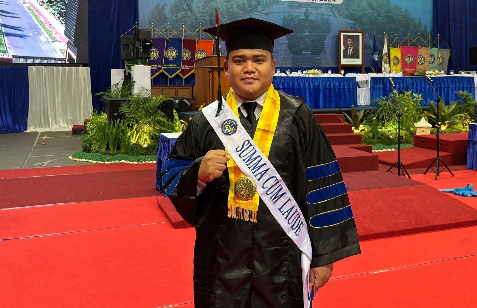 Berawal Dari Memijat, Enggista Hendriko Delano Raih Gelar Doktor Termuda 25 Tahun