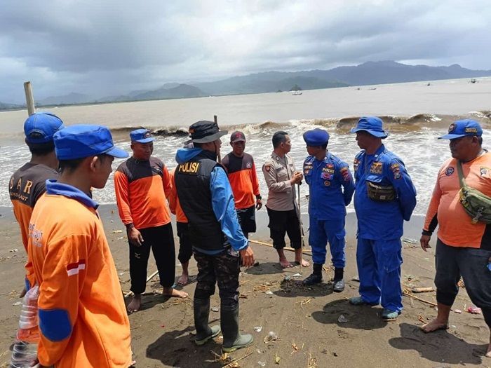 Terhempas Ombak Dua Nelayan Tercebur ke Laut Selatan, Satu Selamat dan Lainnya Hilang