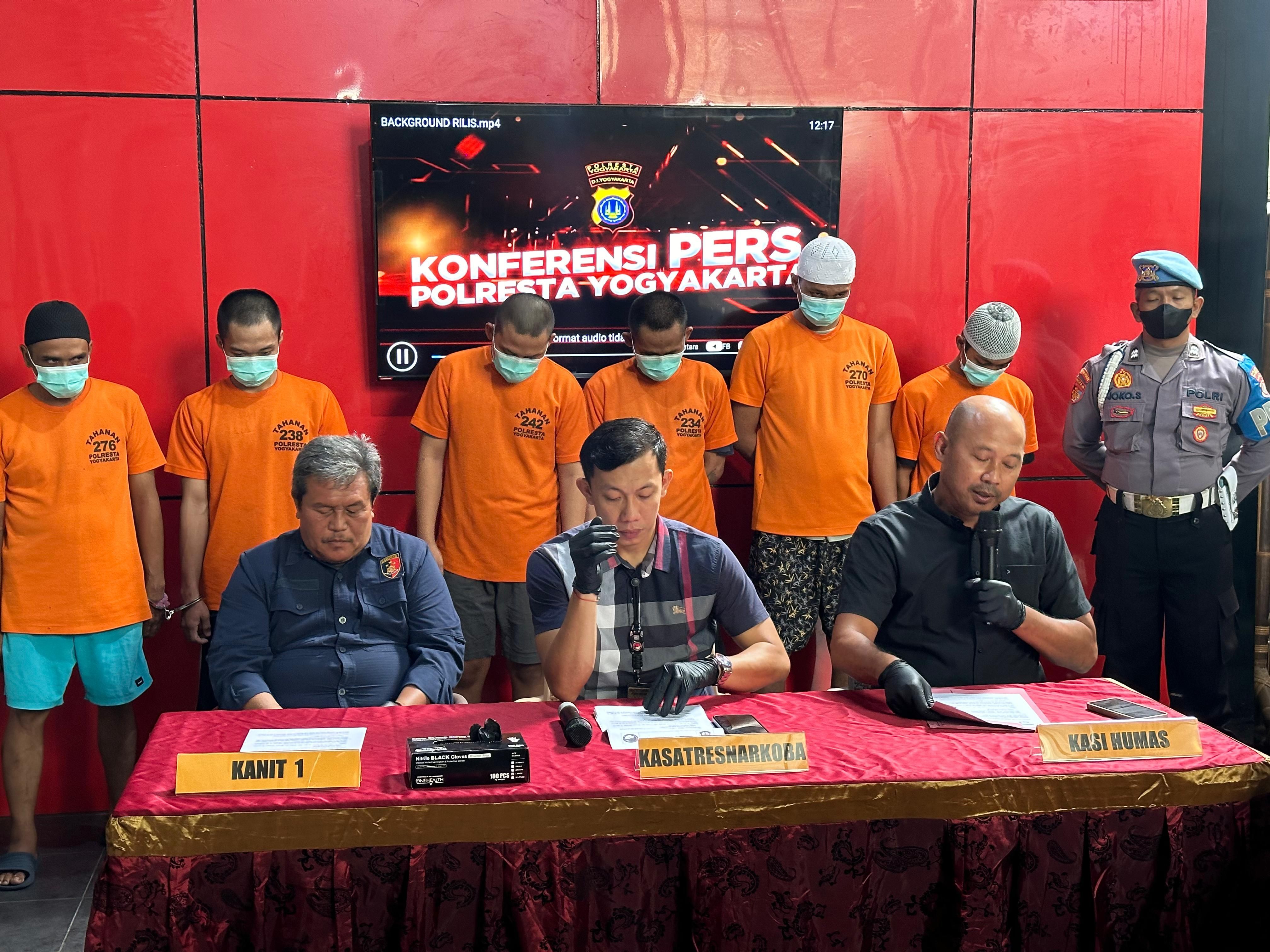 Polresta Yogyakarta Bekuk Enam Pria Tersangka Penyalahgunaan Narkoba Jenis Obaya Sebanyak 61.755 Butir