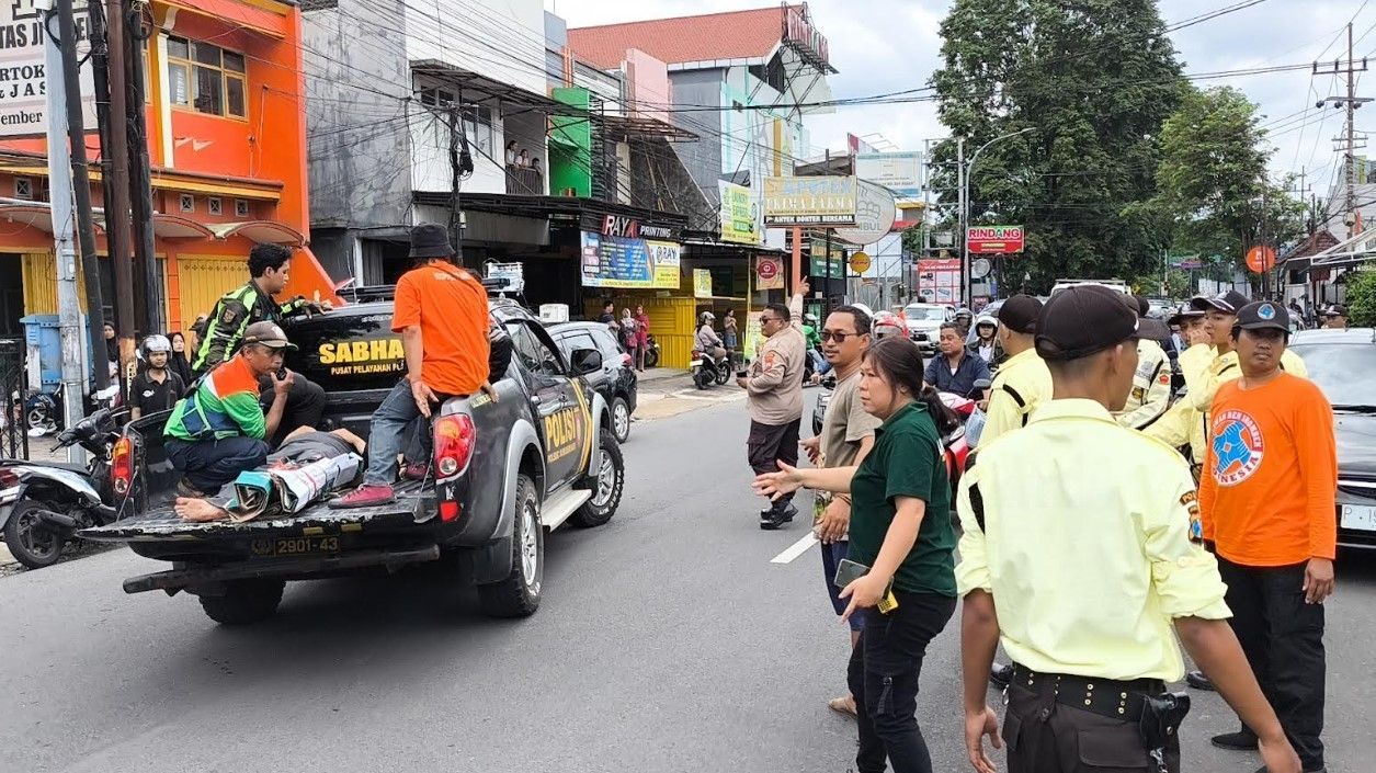 Truk Damkar Jember Alami Kecelakaan, Pengendara Motor dan Anak Luka Parah