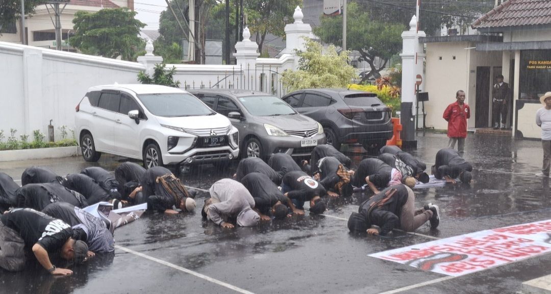 Diguyur Hujan, Massa ARPI Sujud di Depan Kejari Sleman Desak Penetapan Tersangka Korupsi Dana Hibah Wisata
