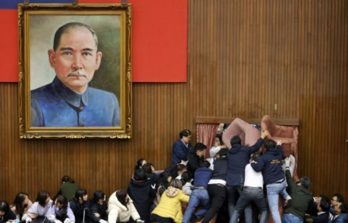 Anggota Parlemen Taiwan Terlibat Adu Argumen Terkait RUU Kontroversial