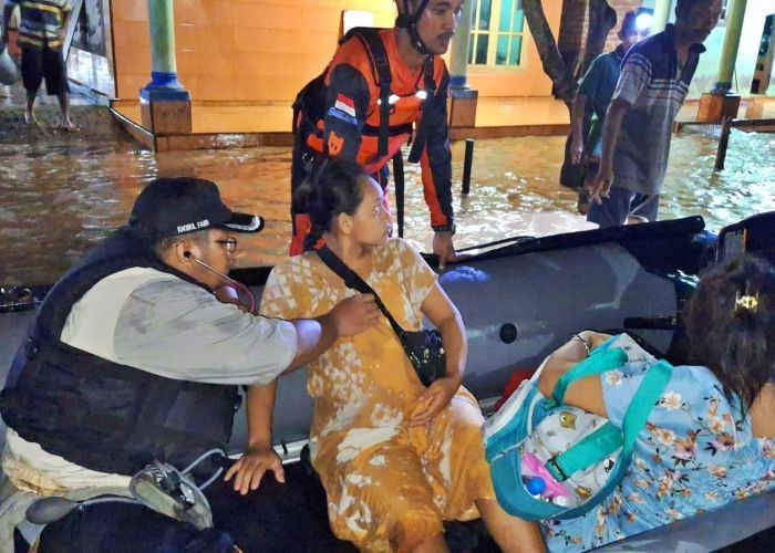 Ibu Hamil Korban Banjir Lahirkan Bayi Setelah Dievakuasi Relawan di Jember