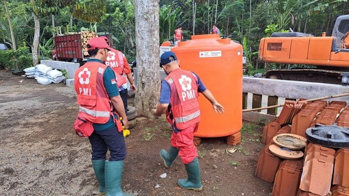 Akibat Banjir Bandang Ratusan Warga Kesulitan Air Bersih