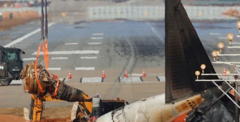 Korea Selatan Mulai Angkat Puing-puing Pesawat Jeju Air yang Jatuh di Bandara Muan 