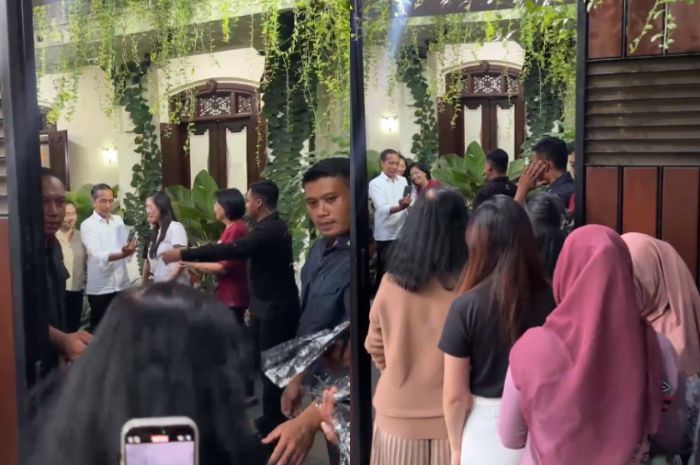 Pesona Presiden ke-7 RI, Warga Rela Antri Panjang Demi Foto Bareng Jokowi