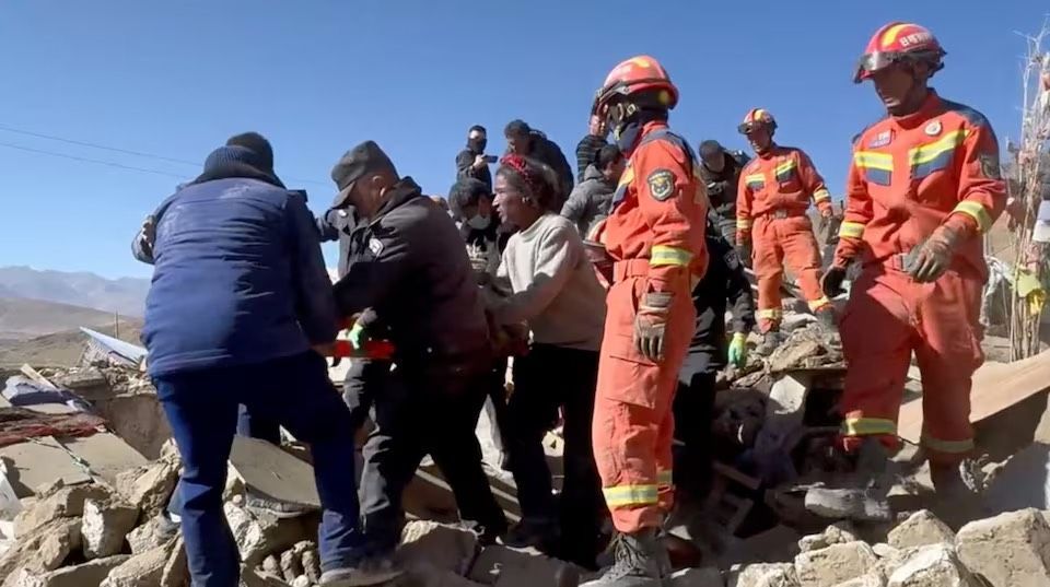 Upaya Penyelamatan Dilakukan Usai Gempa Tibet, Tewaskan 120 Orang Lebih