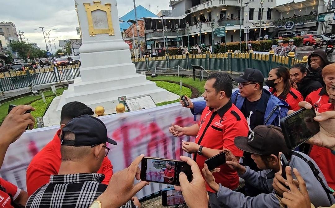 Aksi Cap Jempol Darah di Tugu Jogja, Bentuk Loyalitas Kader PDIP kepada Megawati