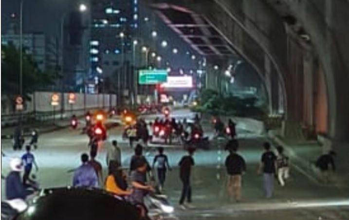 Gangster Bersajam Datangi Pemukiman di Jakut Berakhir Dipukul Mundur Warga