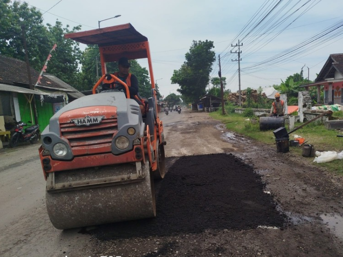 Jalan Rusak Parah di Selatan Jember Akhirnya Diperbaiki, Warga Sambut Positif