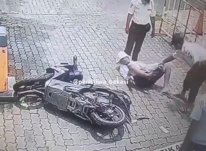 Viral! Seorang Security Berhasil Gagalkan Aksi Pencurian Motor yang Terekam CCTV