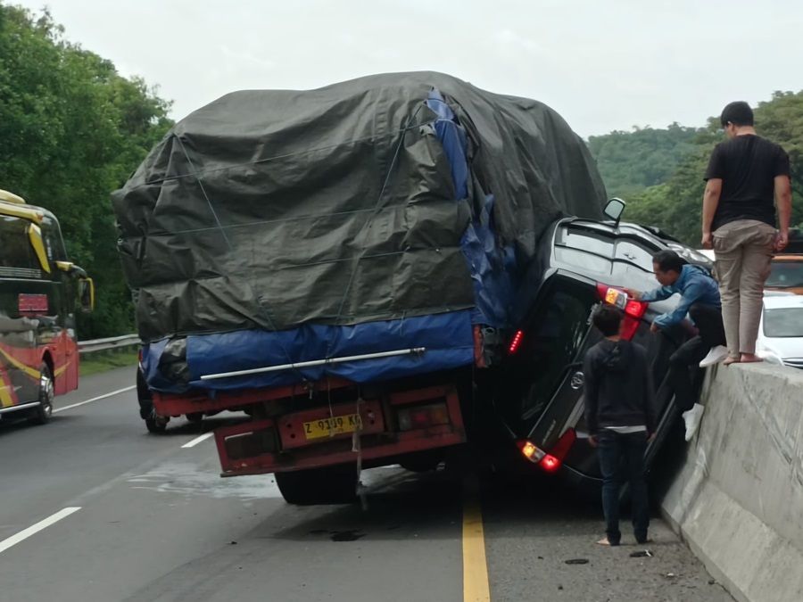 Avanza Dijepit Truk di Tol Cipularang karena Pecah Ban: Beruntung, Tak Ada Korban Jiwa
