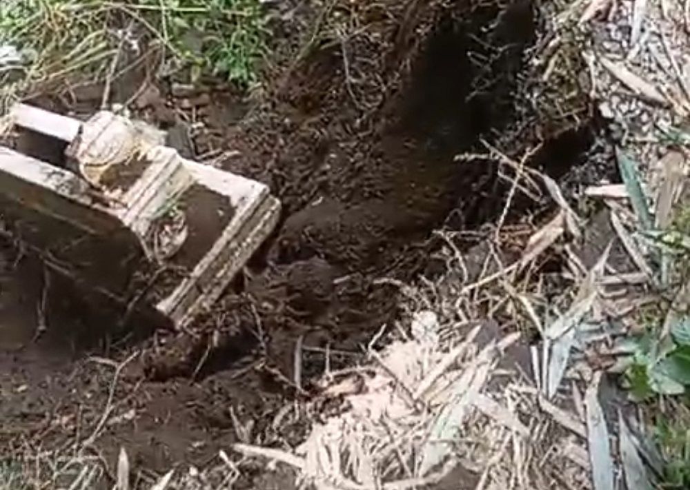 Dua Makam di Jember Ambles Ke Sungai Akibat Banjir, Ada Tulang Belulang Mayat Sempat Hanyut