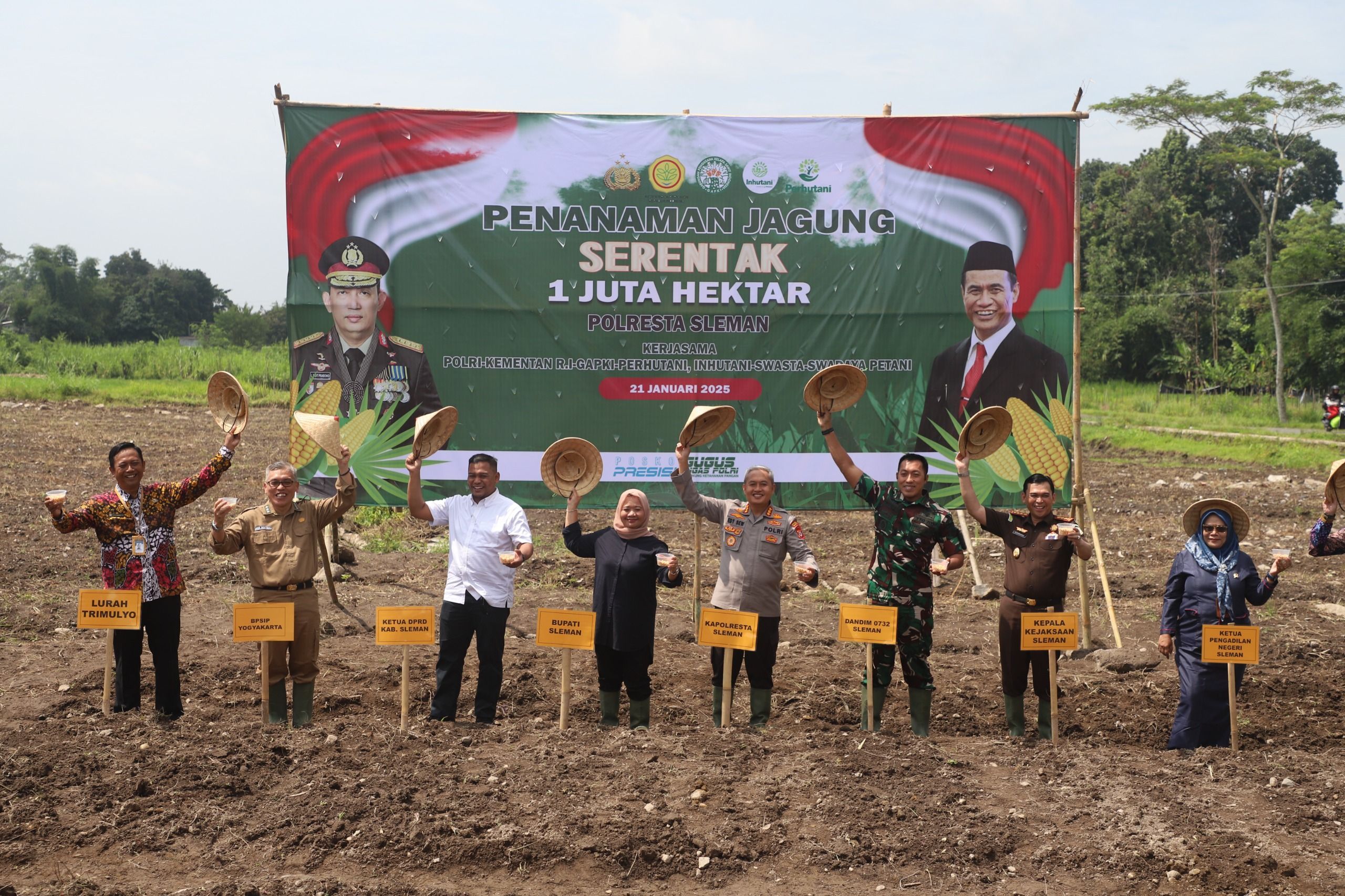 Dukung Swasembada Pangan Nasional, Kustini Bersama Forkopimda Sleman Tanam Jagung di Trimulyo