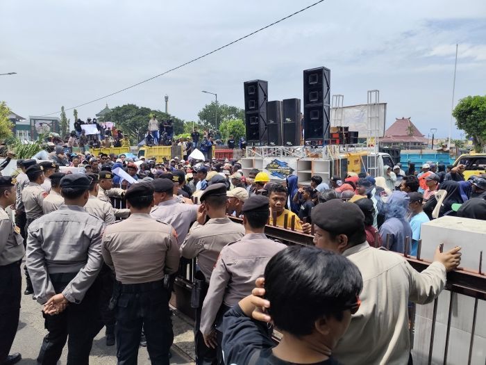 Ribuan Warga Jember Demontrasi, Tuntut Akses Jalan untuk Truk Dibuka