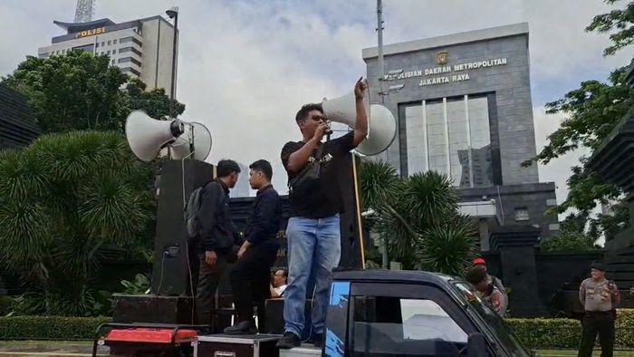 Polda Metro Digeruduk Massa Pendemo Sampai Buat Macet, Desak Sejumlah Kasus Dituntaskan!