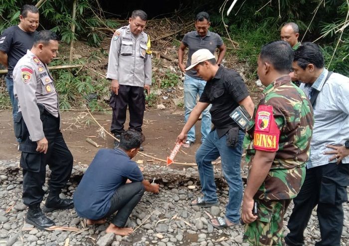 Sedang BAB di Sungai, Warga Jember Temukan Granat Nanas Diduga Peninggalan Masa Perang