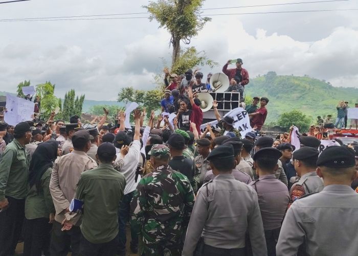 Ratusan Warga Geruduk Kantor Desa Sanenrejo  Jember, Kades Dituding Gelapkan Dana Pajak Rp400 Juta