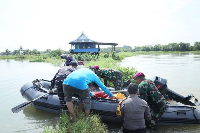 Satgas Penanggulangan Bencana Lantamal VI Temukan Jenazah Korban Banjir di Maros Sulsel
