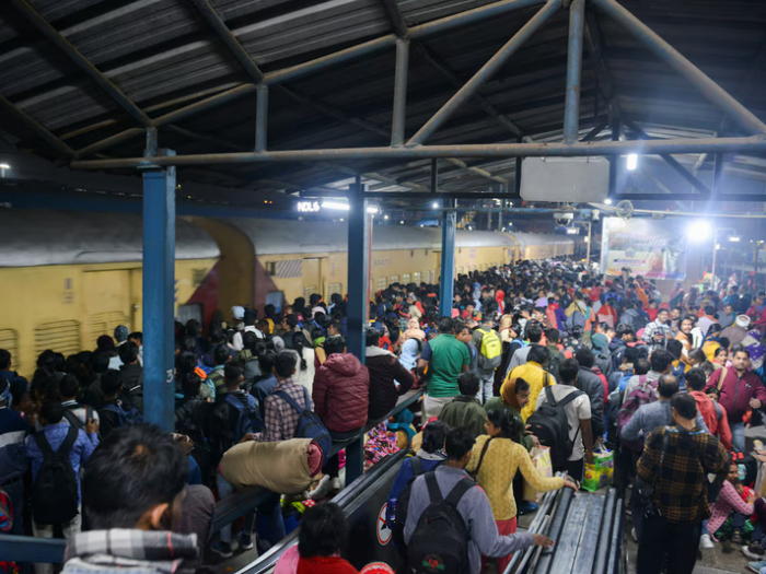 18 Orang Tewas Termasuk Anak-Anak Akibat Desak-desakan di Stasiun Kereta New Dehli India