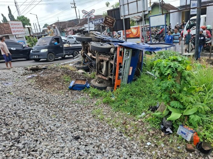Nekat Terobos Perlintasan Kereta Api: Sopir Truk Tewas, Kernet Selamat