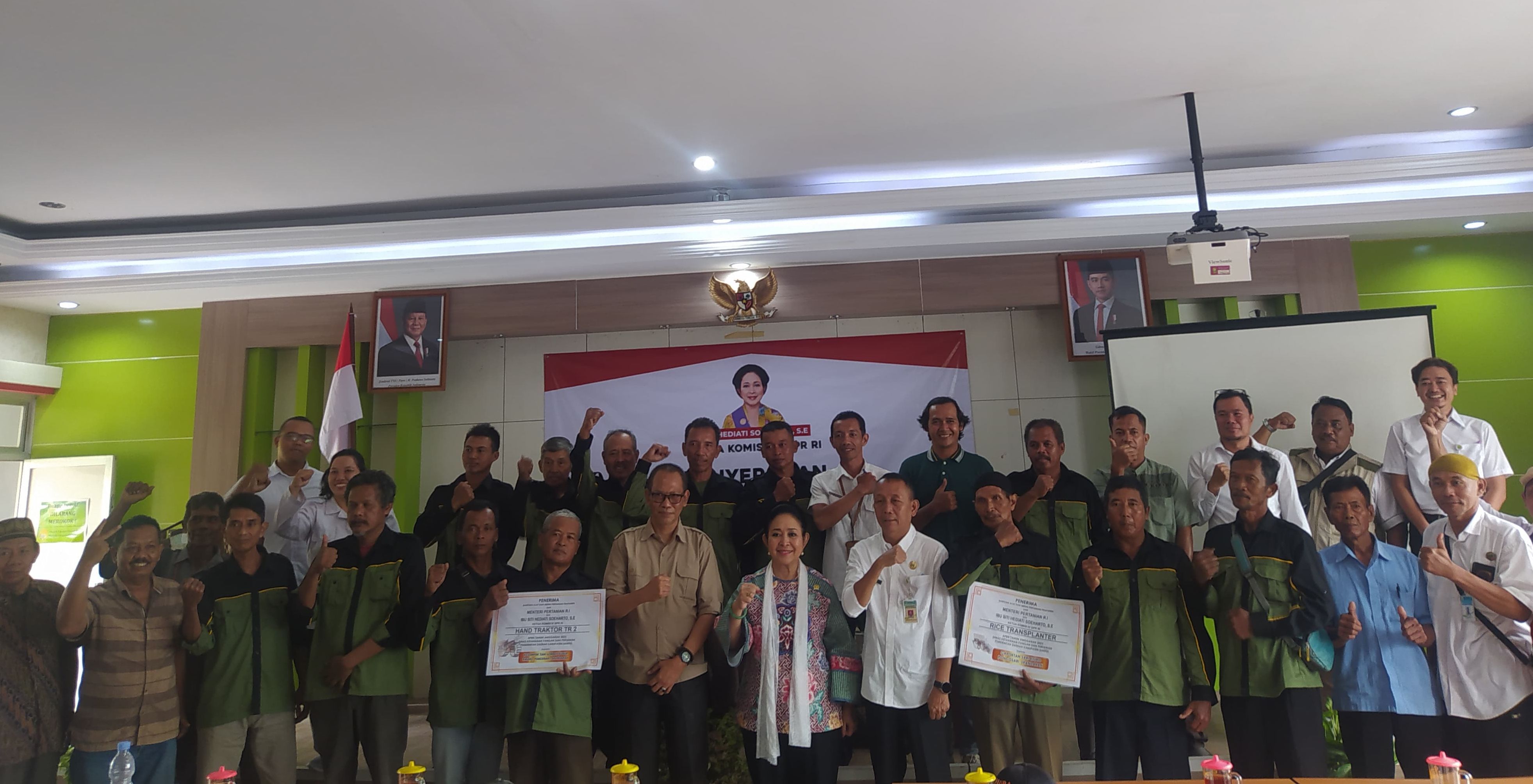 Petani Bantul Kekurangan Traktor, Titiek Soeharto Serahkan Bantuan 13 Traktor