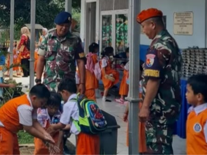 TNI AL Bagikan 3.484 Porsi Makanan Bergizi Gratis ke Siswa Kalijati Subang