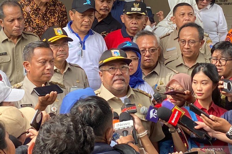 Rano Karno Terjun ke Lokasi Banjir Krukut di Hari Pertama Menjabat Wagub Jakarta