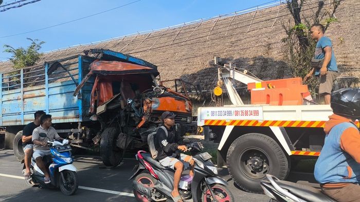 Truk Gendeng Adu Banteng dengan Bus, Salah Satu Sopir Diduga Ngantuk