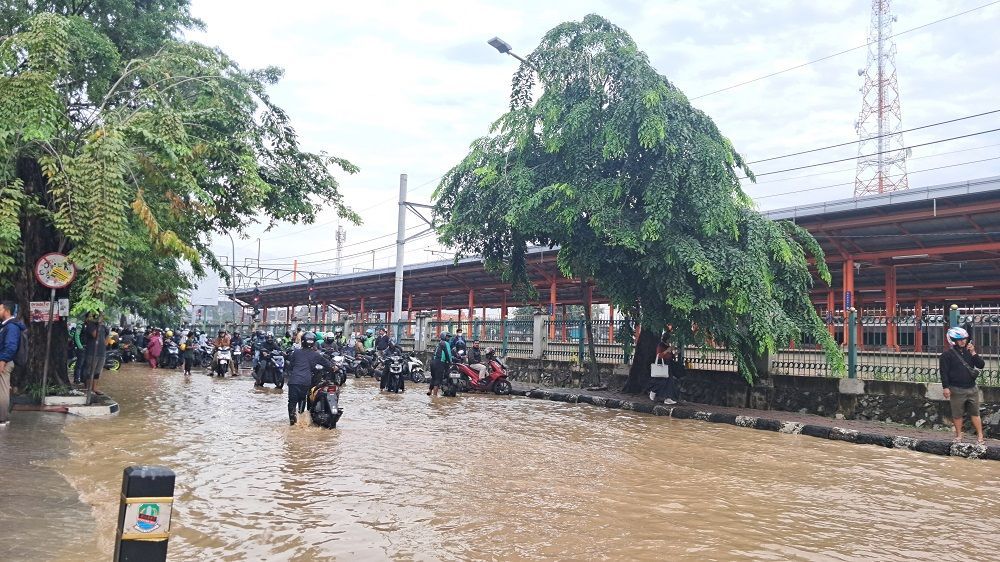 Banjir Kota Bekasi, Akses Jalan Raya Lumpuh Total Termasuk Kawasan Stasiun